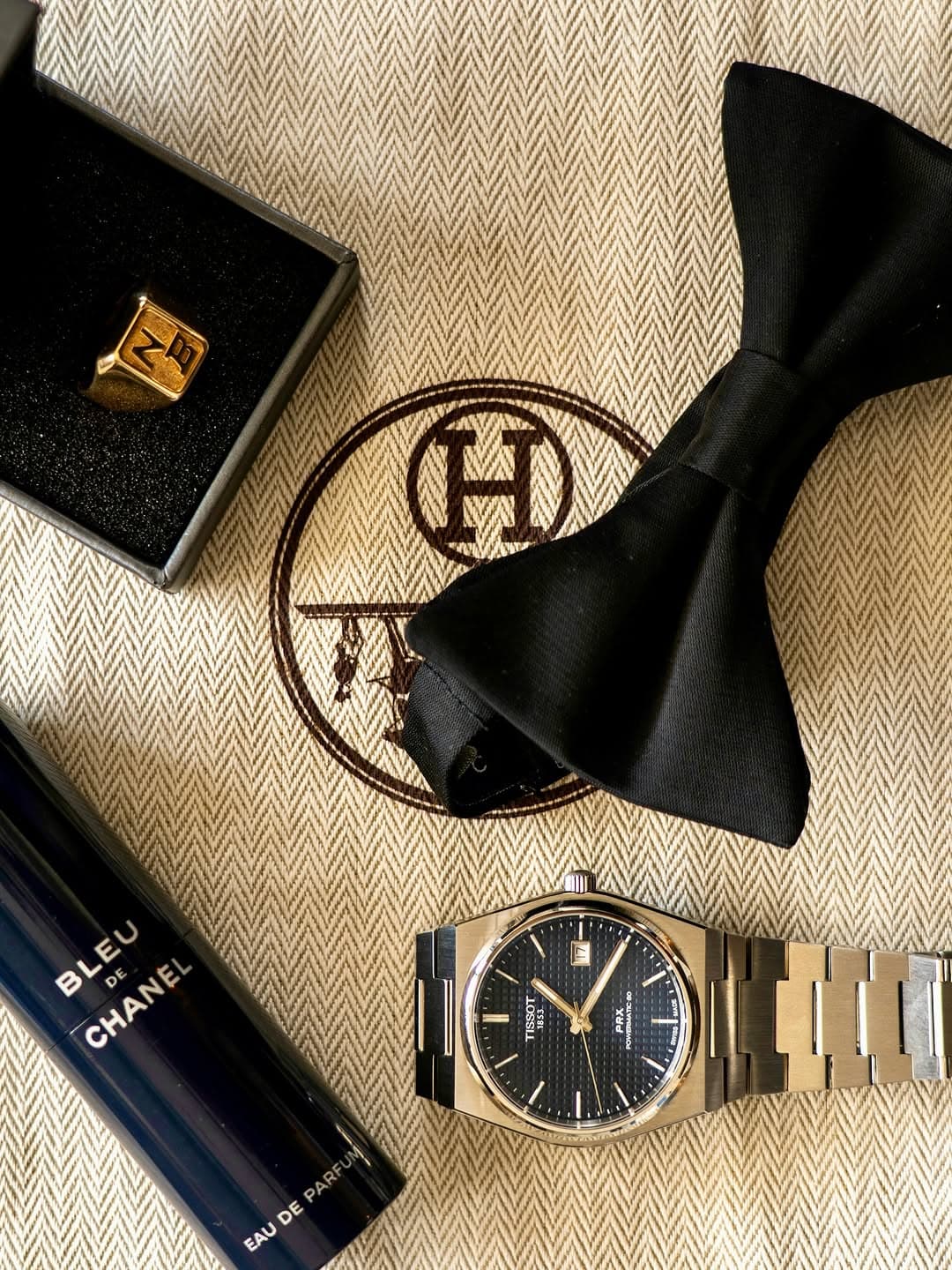 Accessoires du marié : montre, boutons de manchette et nœud papillon