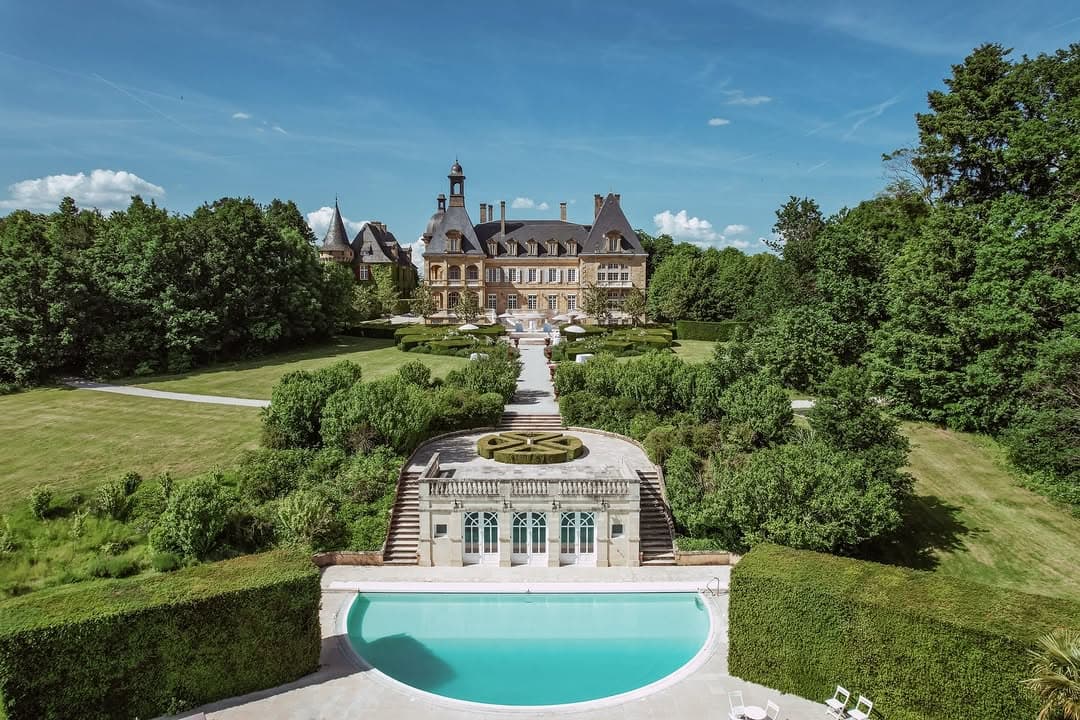 Château et piscine du domaine d’Essendiéras