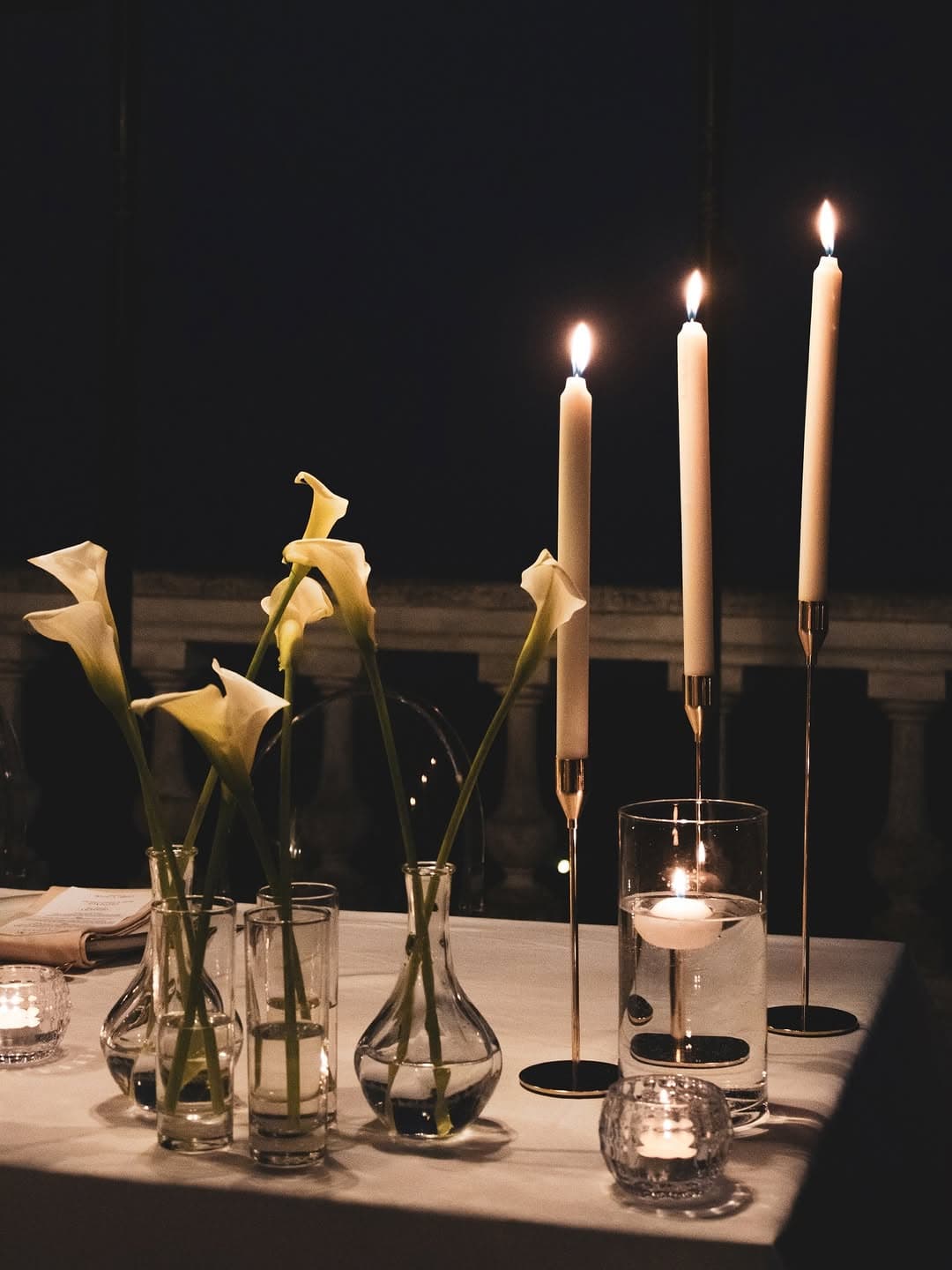 Arums et bougies, décoration éditoriale